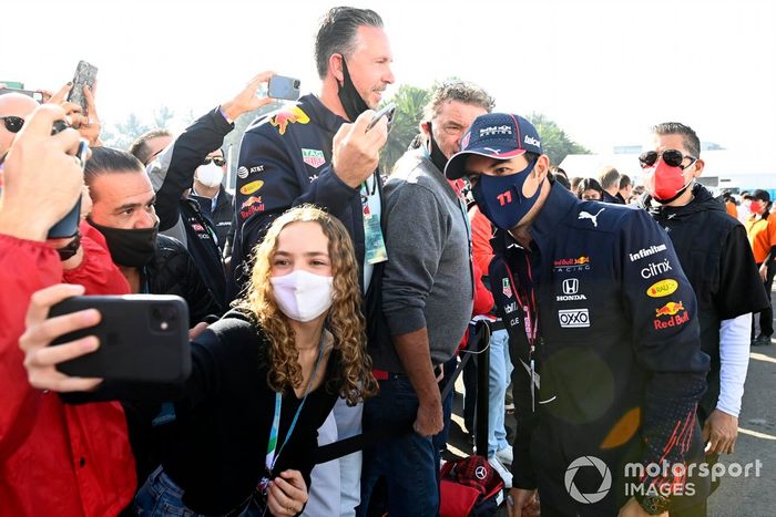 Sergio Pérez, Red Bull Racing posa para un selfie con los aficionados