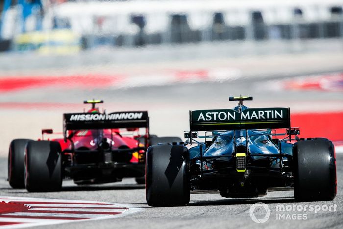 Carlos Sainz Jr, Ferrari SF21, Sebastian Vettel, Aston Martin AMR21