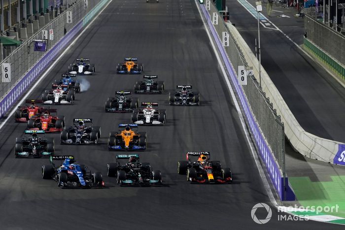 Max Verstappen, Red Bull Racing RB16B, Lewis Hamilton, Mercedes W12, y Esteban Ocon, Alpine A521, luchan por el liderato en la reanudación
