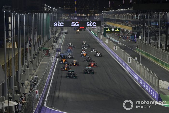 Lewis Hamilton, Mercedes W12, Valtteri Bottas, Mercedes W12, Max Verstappen, Red Bull Racing RB16B, Sergio Pérez, Red Bull Racing RB16B, Charles Leclerc, Ferrari SF21, y el resto de la parrilla al inicio