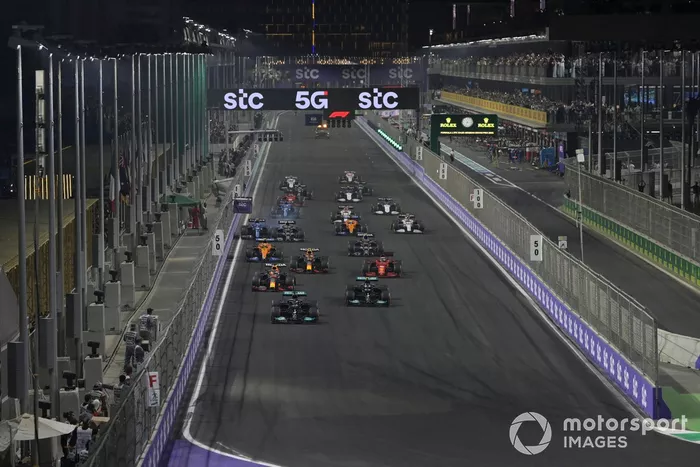 Lewis Hamilton, Mercedes W12, Valtteri Bottas, Mercedes W12, Max Verstappen, Red Bull Racing RB16B, Sergio Pérez, Red Bull Racing RB16B, Charles Leclerc, Ferrari SF21, y el resto de la parrilla al inicio