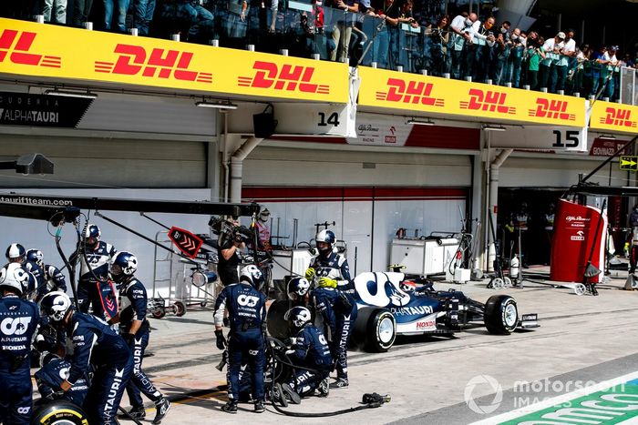 Pierre Gasly, AlphaTauri AT02, sale de su box 