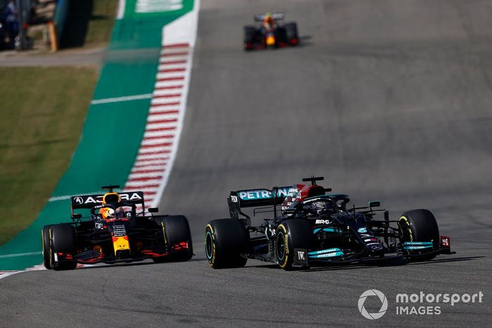 Lewis Hamilton, Mercedes W12, Max Verstappen, Red Bull Racing RB16B, y Sergio Pérez, Red Bull Racing RB16B