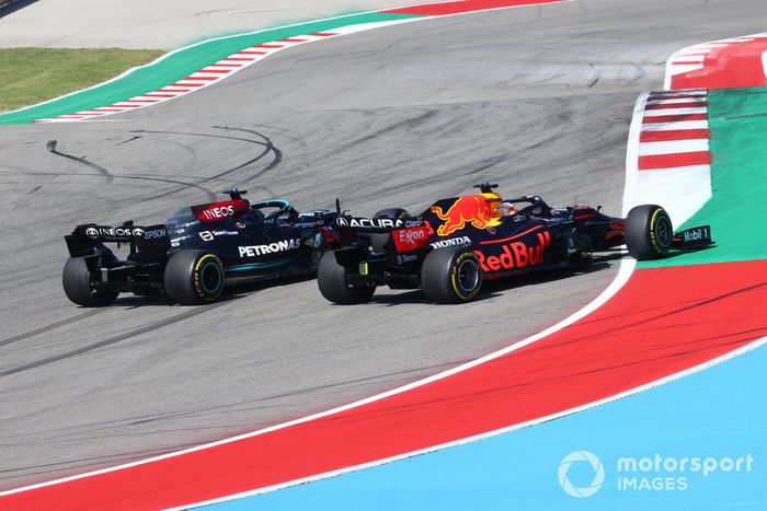 Max Verstappen, Red Bull Racing RB16B, lucha con Lewis Hamilton, Mercedes W12, en la salida