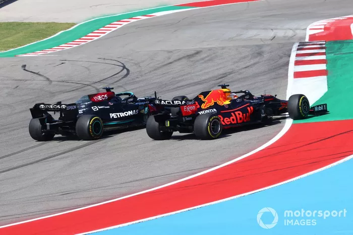Max Verstappen, Red Bull Racing RB16B, lucha con Lewis Hamilton, Mercedes W12, en la salida