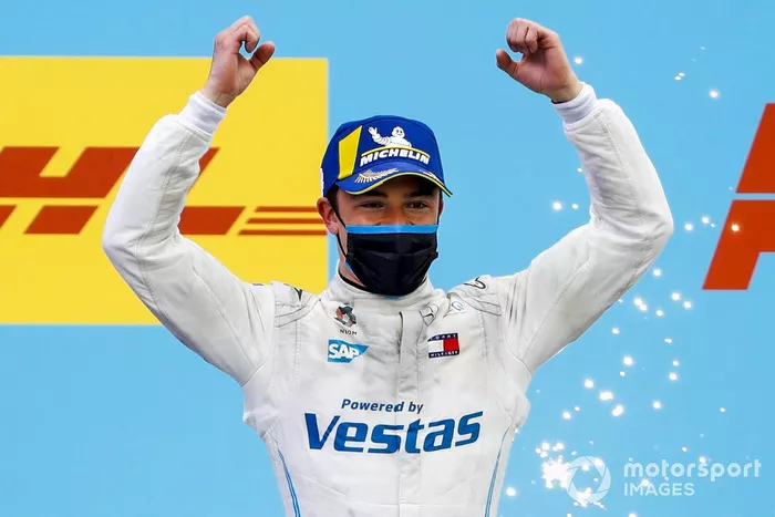Podio: ganador Race Winner Nyck de Vries, Mercedes-Benz EQ, EQ Silver Arrow 02 celebra
