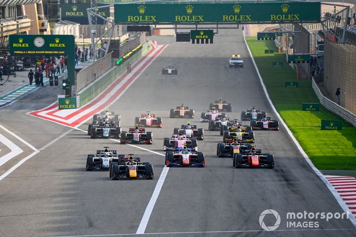 Yuki Tsunoda, Carlin, Robert Shwartzman, Prema Racing, Nikita Mazepin, Hitech Grand Prix, Felipe Drugovich, MP Motorsport al inicio