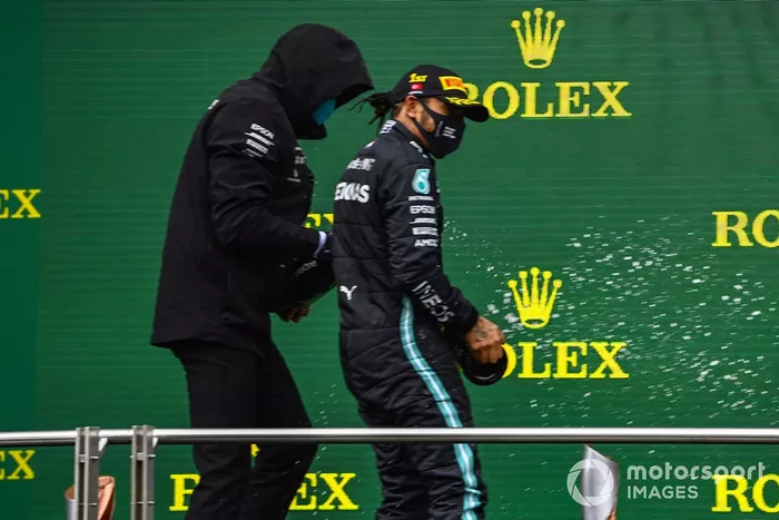 Podio: ganador y campeón del mundo Lewis Hamilton, Mercedes-AMG F1 con Toto Wolff, Director Ejecutivo Mercedes AMG, y tercer lugar Sebastián Vettel, Ferrari