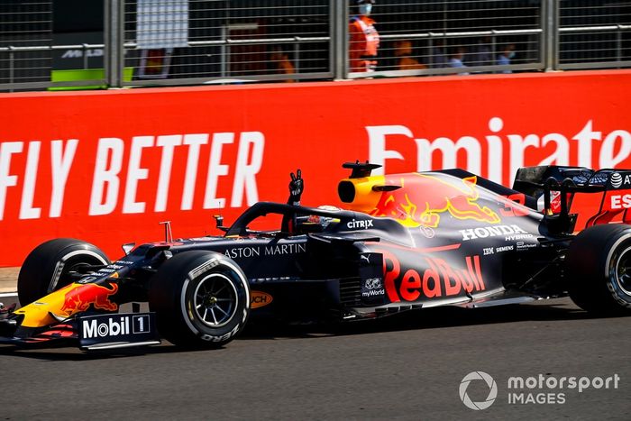 Ganador de la carrera Max Verstappen, Red Bull Racing RB16 cruza la línea de meta