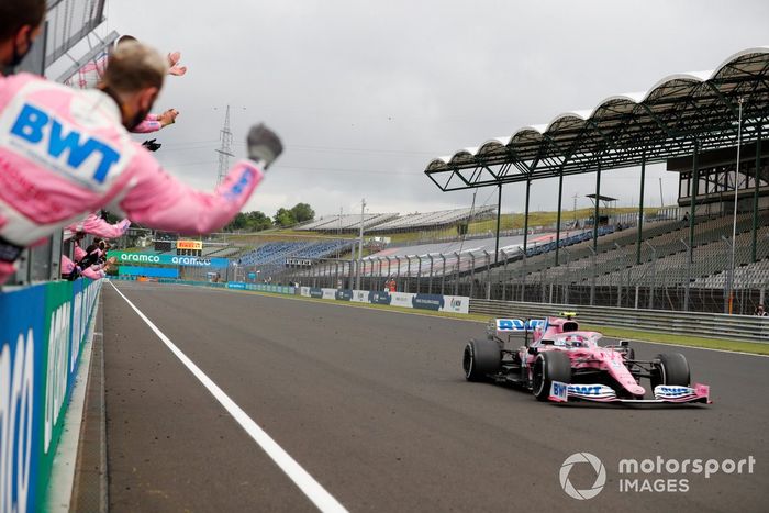 Cuarto lugar Lance Stroll, Racing Point RP20, es felicitado por los mecánicos