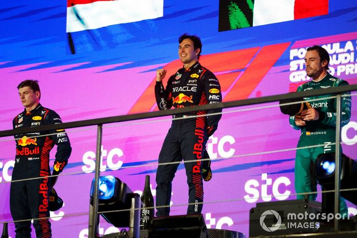 Podio: segundo lugar Max Verstappen, Red Bull Racing, ganador Sergio Pérez, Red Bull Racing y tercer lugar Fernando Alonso, Aston Martin F1 Team