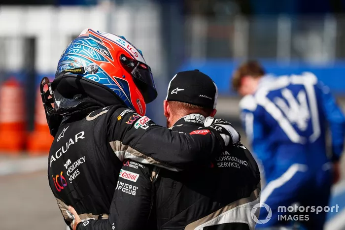Mitch Evans, Jaguar Racing , 1ª posición, Sam Bird, Jaguar Racing, 3ª posición, celebran tras la carrera