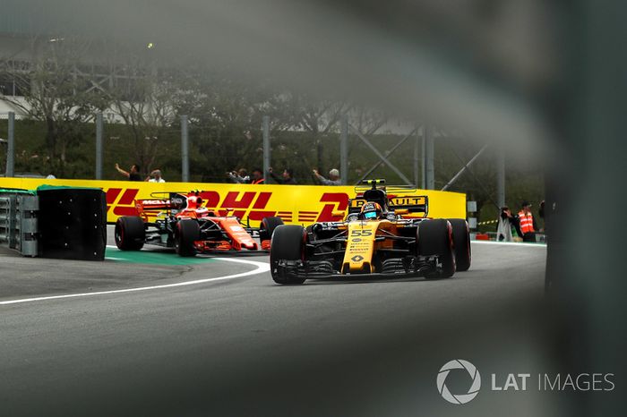 Carlos Sainz Jr., Renault Sport F1 Team RS17 y Stoffel Vandoorne, McLaren MCL32