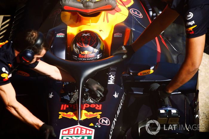 Max Verstappen, Red Bull Racing RB14, es atendido por mecánicos en su área de boxes