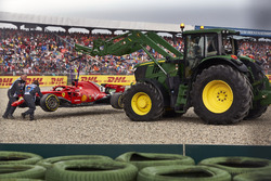 I marshal rimuovono la monoposto di Sebastian Vettel, Ferrari SF71H