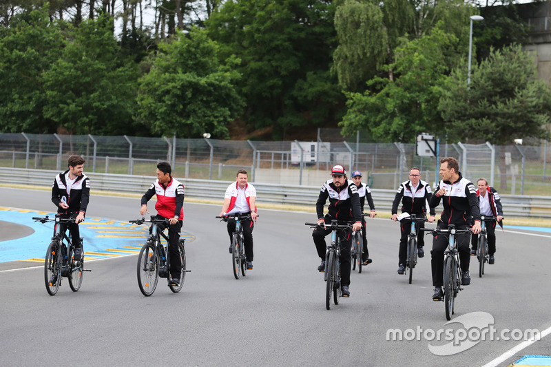 Alexander Wurz, Fernando Alonso, Sébastien Buemi, Kazuki Nakajima, Toyota Gazoo Racing fietsen over het circuit