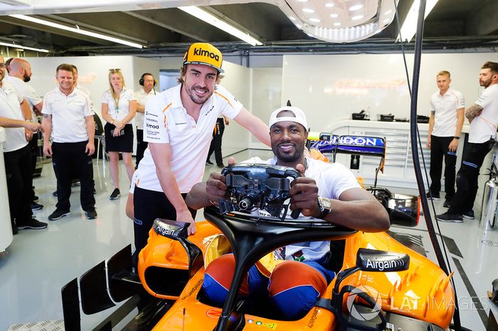 El español Serge Ibaka de Toronto Raptors de la NBA intenta el asiento en el auto de Fernando Al