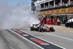 Romain Grosjean, Haas F1 Team VF-18 smokes in pit lane in Q1