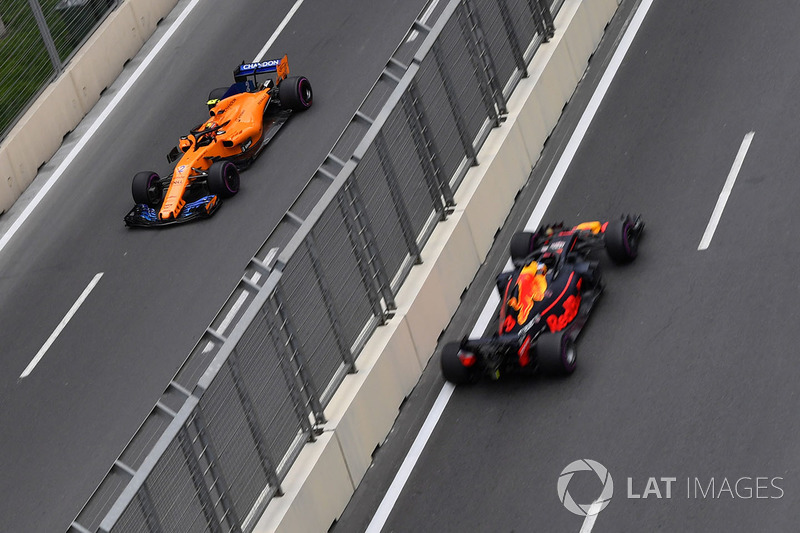 Stoffel Vandoorne, McLaren MCL33 ve Daniel Ricciardo, Red Bull Racing RB14