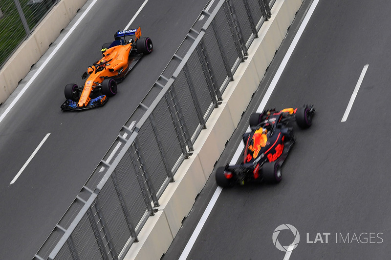 Stoffel Vandoorne, McLaren MCL33 y Daniel Ricciardo, Red Bull Racing RB14