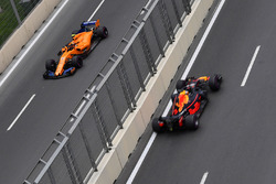 Стоффель Вандорн, McLaren MCL33, и Даниэль Риккардо, Red Bull Racing RB14
