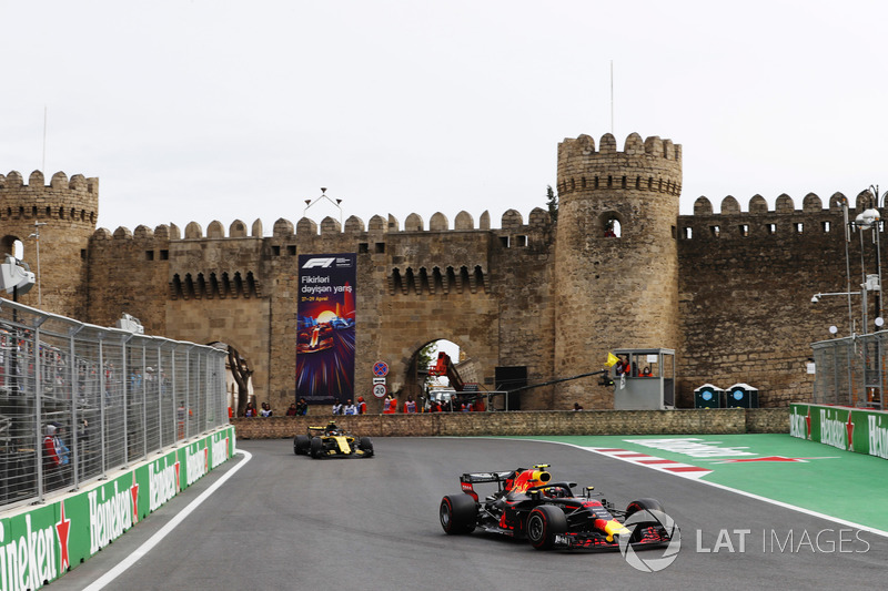 Max Verstappen, Red Bull Racing RB14 Tag Heuer, Carlos Sainz Jr., Renault Sport F1 Team R.S. 18