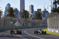 Valtteri Bottas, Mercedes AMG F1 W09, passe Carlos Sainz Jr., Renault Sport F1 Team R.S. 18