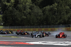 Lewis Hamilton, Mercedes-AMG F1 W09 lotta con Kimi Raikkonen, Ferrari SF71H al primo giro