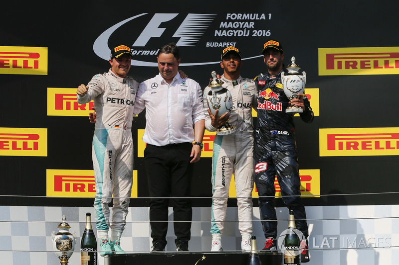 Podium: second place Nico Rosberg, Mercedes AMG F1, Ron Meadows, Mercedes AMG F1 Team Manager, race 