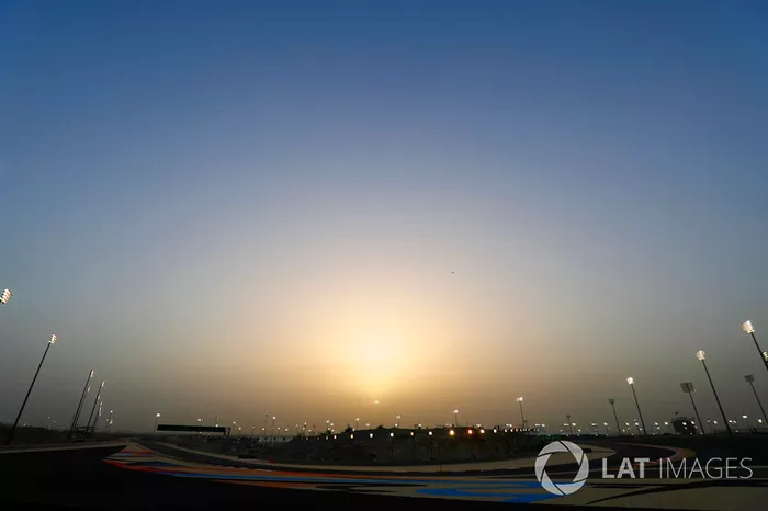 El sol se pone sobre el circuito