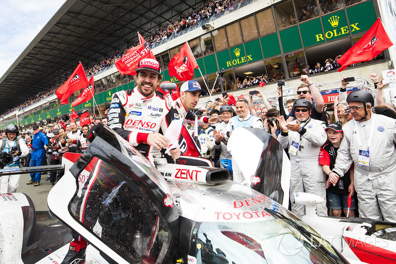 Les vainqueurs, l'équipage #8 Toyota Gazoo Racing Toyota TS050 : Sébastien Buemi, Kazuki Nakajima, Fernando Alonso