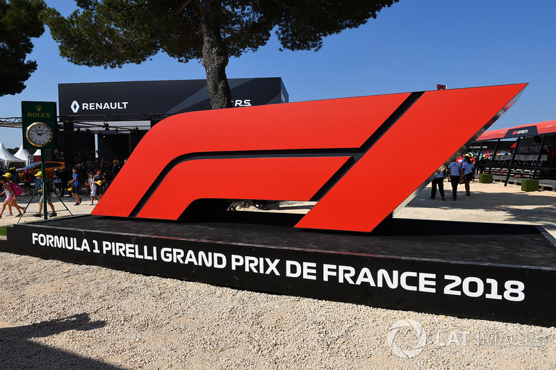 F1 logo at Fanzone