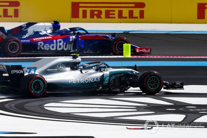 Pierre Gasly, Toro Rosso STR13, adelanta a Valtteri Bottas, Mercedes AMG F1 W09