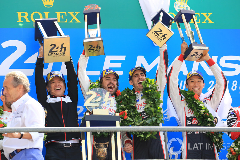 Podio general: ganadores Sébastien Buemi, Kazuki Nakajima, Fernando Alonso, Toyota Gazoo Racing