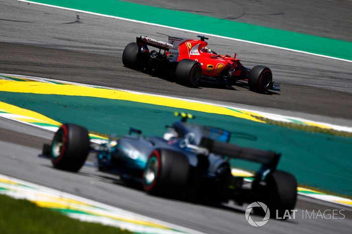 Sebastian Vettel, Ferrari SF70H, Valtteri Bottas, Mercedes AMG F1 W08