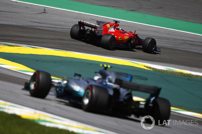 Sebastian Vettel, Ferrari SF70H, Valtteri Bottas, Mercedes AMG F1 W08