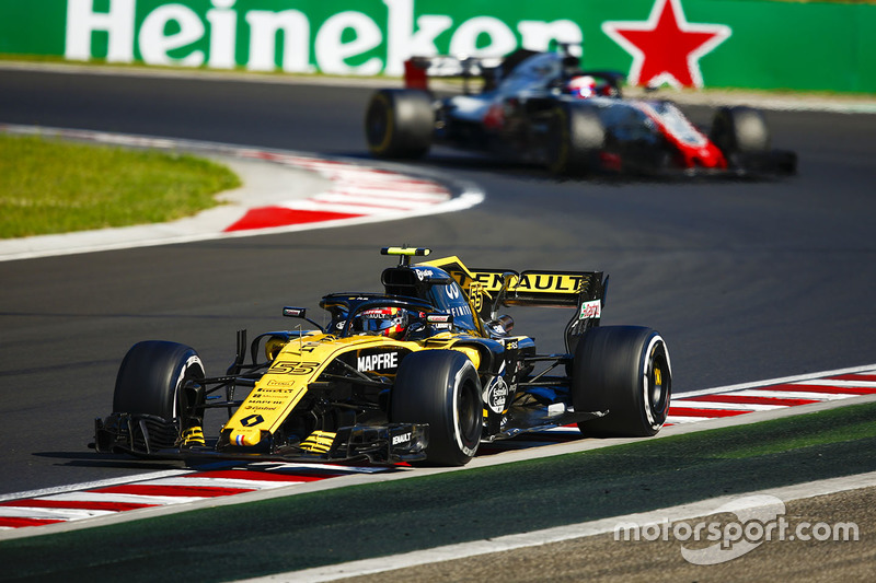 Carlos Sainz Jr., Renault Sport F1 Team R.S. 18, y Kevin Magnussen, Haas F1 Team VF-18