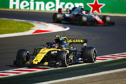 Carlos Sainz Jr., Renault Sport F1 Team R.S. 18, leads Kevin Magnussen, Haas F1 Team VF-18