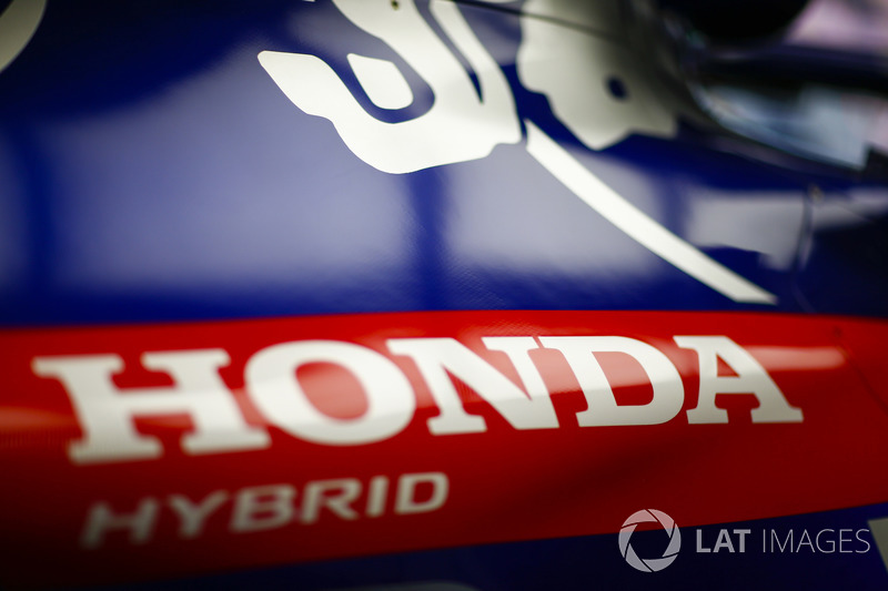 Logo Honda sur le capot moteur de la Toro Rosso STR13