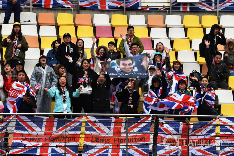 Lewis Hamilton, Mercedes-AMG F1 fans and banners