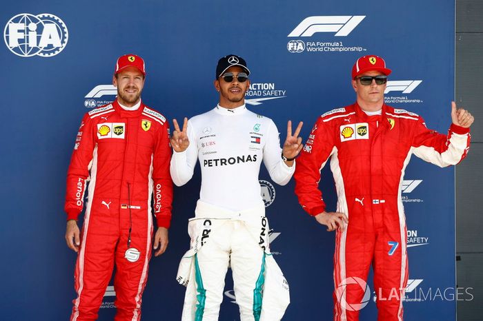 Sebastian Vettel, Ferrari; el poleman Lewis Hamilton, Mercedes AMG F1, y Kimi Raikkonen, Ferrari