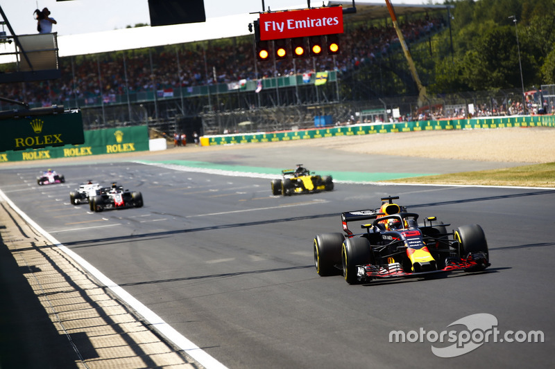 Daniel Ricciardo, Red Bull Racing RB14, leads Nico Hulkenberg, Renault Sport F1 Team R.S. 18, Romain Grosjean, Haas F1 Team VF-18, and Marcus Ericsson, Sauber C37, for practice starts at the end of the session