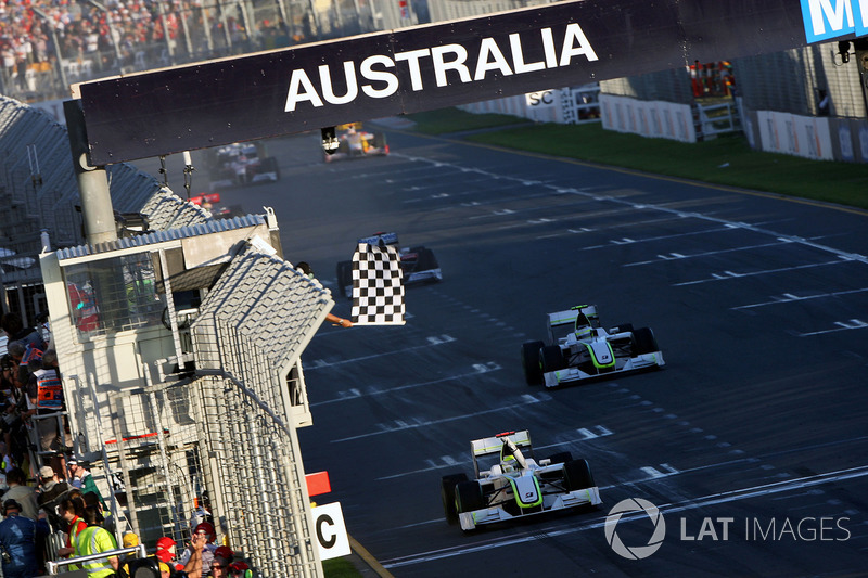 Checkered flag for Jenson Button, Brawn Grand Prix BGP 001 and Rubens Barrichello, Brawn Grand Prix 