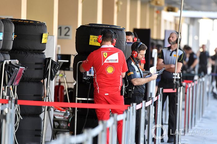 Ferrari con un ingeniero de Pirelli y neumáticos Pirelli
