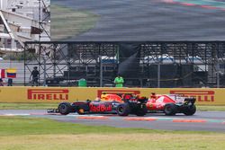 Max Verstappen, Red Bull Racing RB13, Sebastian Vettel, Ferrari SF70H, battle hard at the start of the race