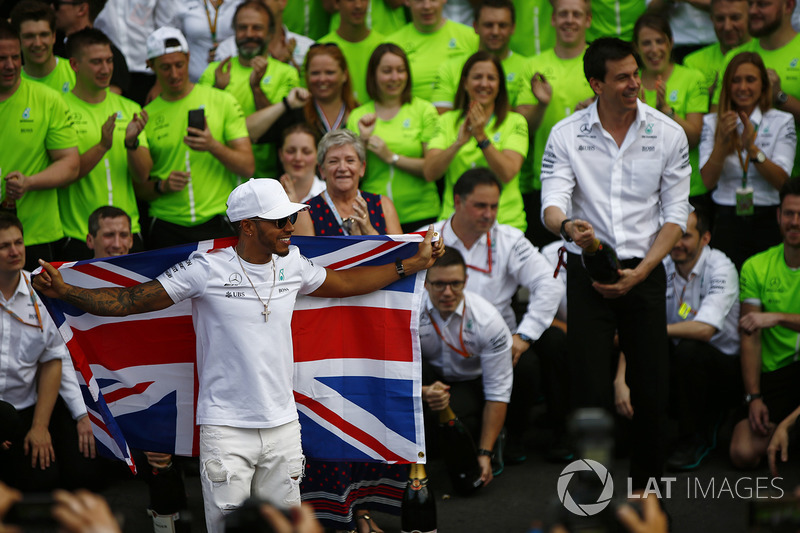 Campeón del mundo 2017 Lewis Hamilton, Mercedes AMG F1 con el equipo