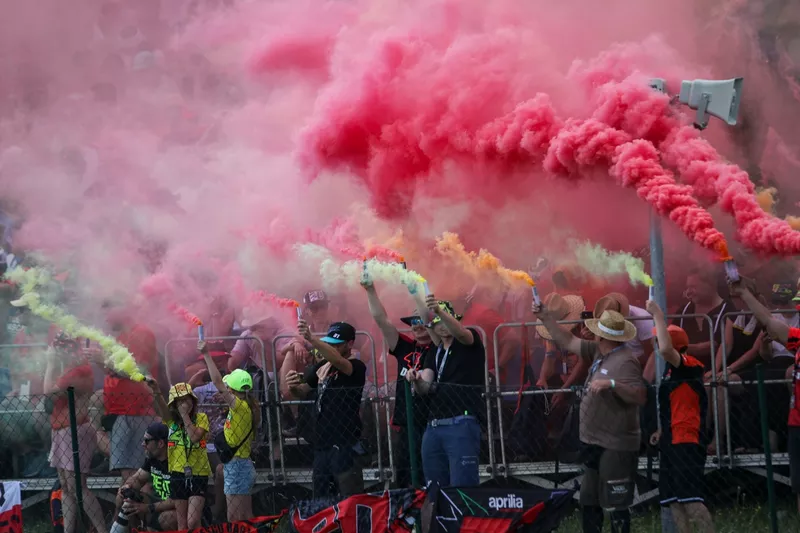 Los aficionados se reunieron junto a la pista