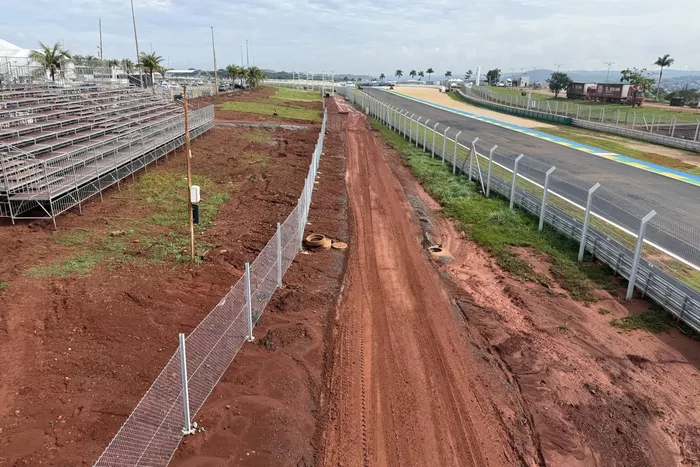 Personal encargado de la limpieza del circuito brasileño