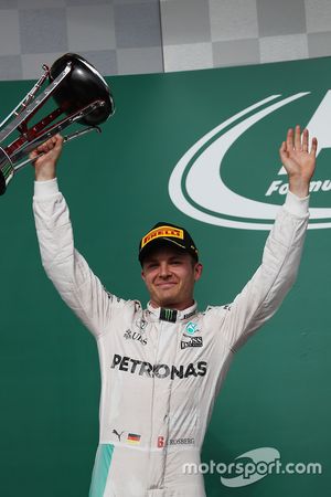 Podio: segundo lugar Nico Rosberg, Mercedes AMG F1