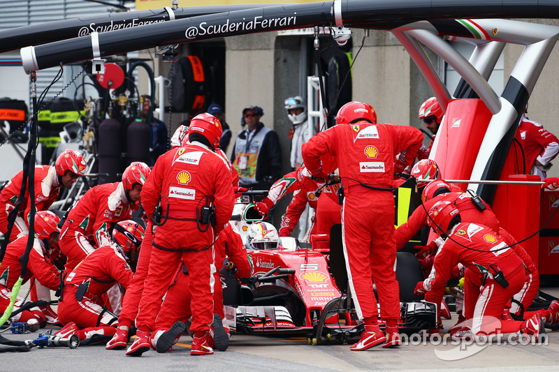 Sebastian Vettel, Ferrari SF16-H fa un pit stop